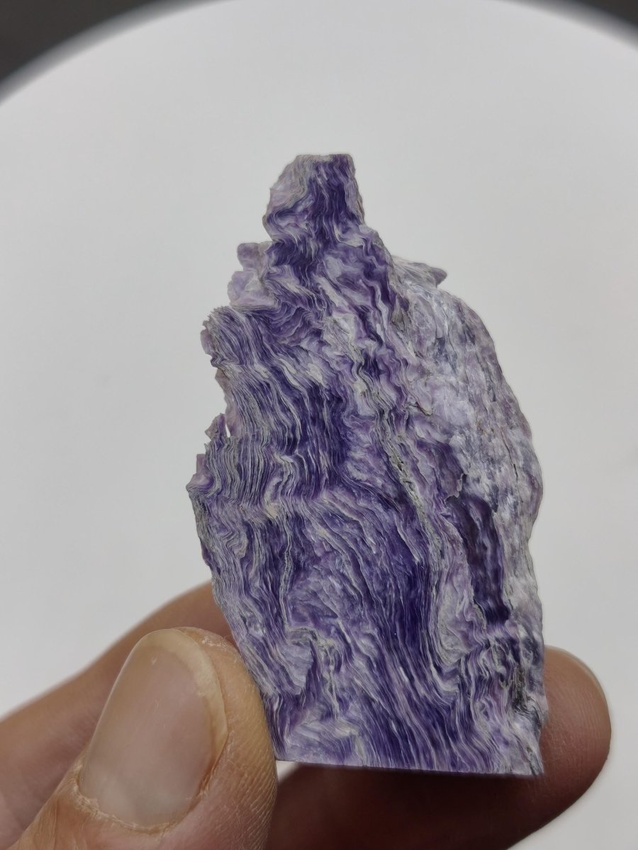 Charoit Stufe mit Anschliff – Stehendes Unikat mit violetter Maserung Russland Heilstein Unikat Sammler Deko Kristall Mineralien Geschenk - Art of Nature Berlin