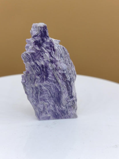 Charoit Stufe mit Anschliff – Stehendes Unikat mit violetter Maserung Russland Heilstein Unikat Sammler Deko Kristall Mineralien Geschenk - Art of Nature Berlin