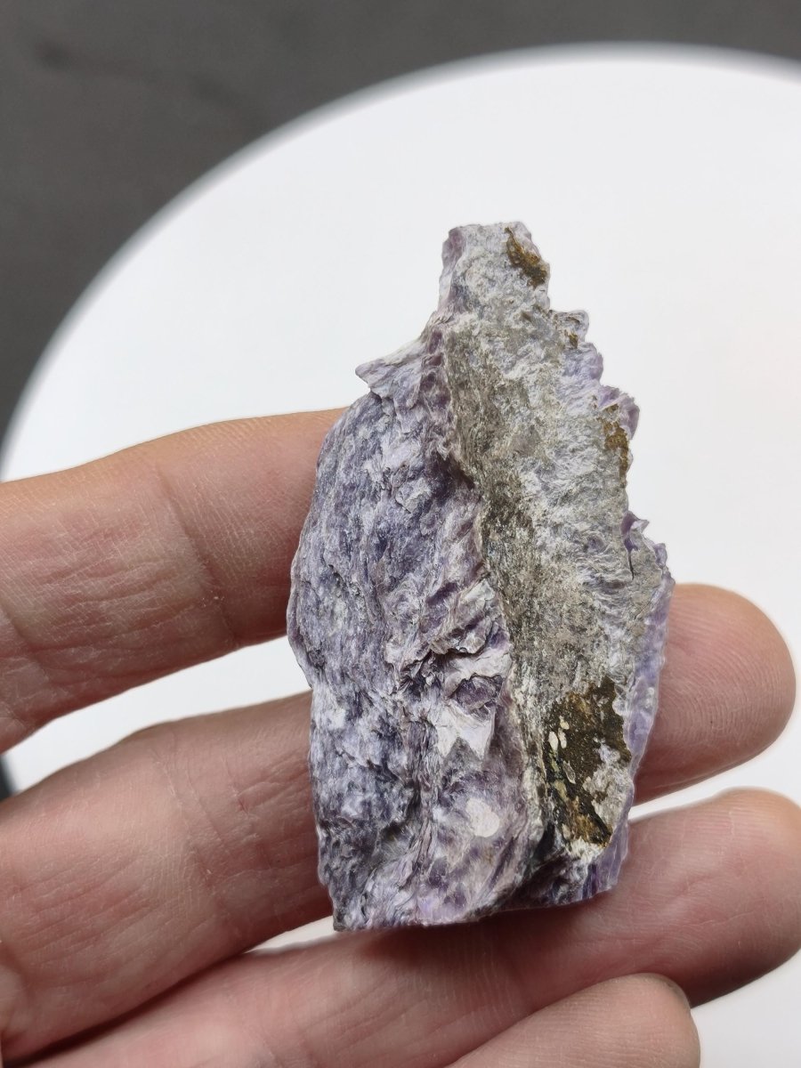 Charoit Stufe mit Anschliff – Stehendes Unikat mit violetter Maserung Russland Heilstein Unikat Sammler Deko Kristall Mineralien Geschenk - Art of Nature Berlin