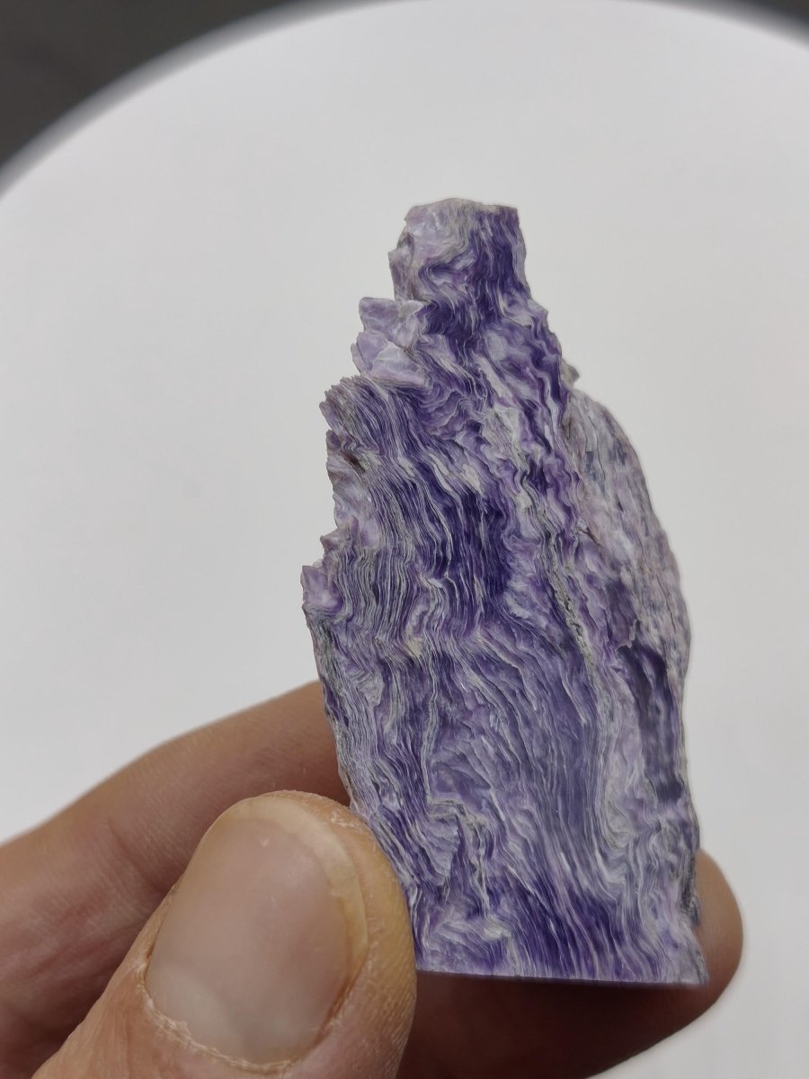 Charoit Stufe mit Anschliff – Stehendes Unikat mit violetter Maserung Russland Heilstein Unikat Sammler Deko Kristall Mineralien Geschenk - Art of Nature Berlin