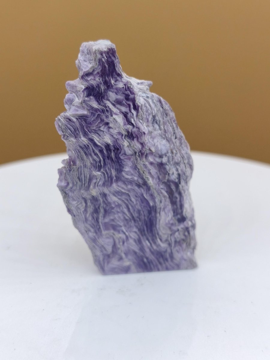 Charoit Stufe mit Anschliff – Stehendes Unikat mit violetter Maserung Russland Heilstein Unikat Sammler Deko Kristall Mineralien Geschenk - Art of Nature Berlin