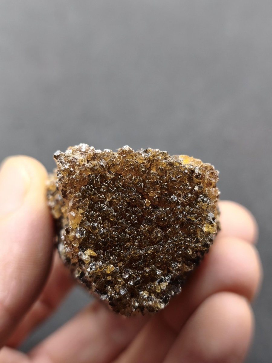Chocolate Calcit Rohkristall – Honigbraune Kristallstufe mit dunkler Bänderung | Unikat Kristall Deko Heilstein Geschenk Haus Wohnen - Art of Nature Berlin