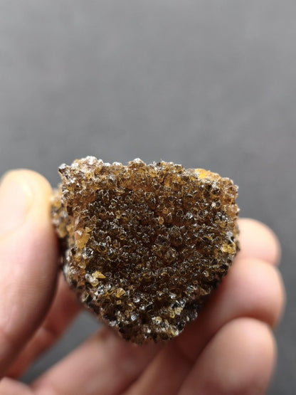 Chocolate Calcit Rohkristall – Honigbraune Kristallstufe mit dunkler Bänderung | Unikat Kristall Deko Heilstein Geschenk Haus Wohnen - Art of Nature Berlin