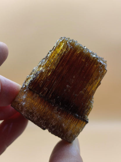 Chocolate Calcit Rohkristall – Honigbraune Kristallstufe mit dunkler Bänderung | Unikat Kristall Deko Heilstein Geschenk Haus Wohnen - Art of Nature Berlin