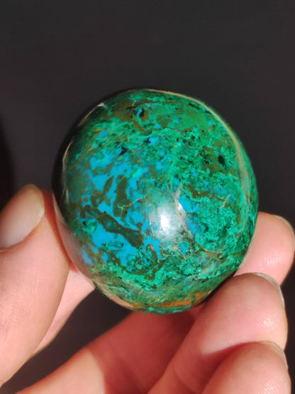 Chrysocoll Handschmeichler AAA Qualität Fair Trade Edelstein flacher Stein Auflegestein Bastel Makramee Heilstein Crysokoll Crysokolla - Art of Nature Berlin