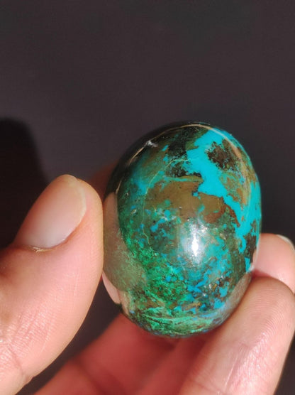 Chrysocoll Handschmeichler AAA Qualität Fair Trade Edelstein flacher Stein Auflegestein Bastel Makramee Heilstein Crysokoll Crysokolla - Art of Nature Berlin