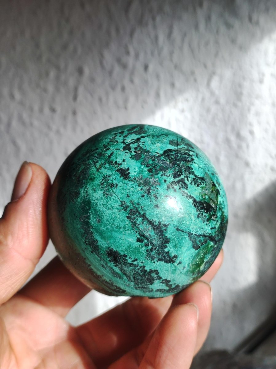 Chrysocoll Sphere A ~ Magische Edelstein Kugel Massage & Deko Crystal Meditation Heilstein Rarität Sammler Mineral Rund Chrysokolla Boho - Art of Nature Berlin