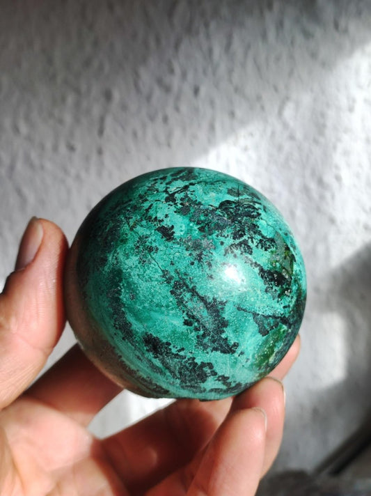 Chrysocoll Sphere A ~ Magische Edelstein Kugel Massage & Deko Crystal Meditation Heilstein Rarität Sammler Mineral Rund Chrysokolla Boho - Art of Nature Berlin