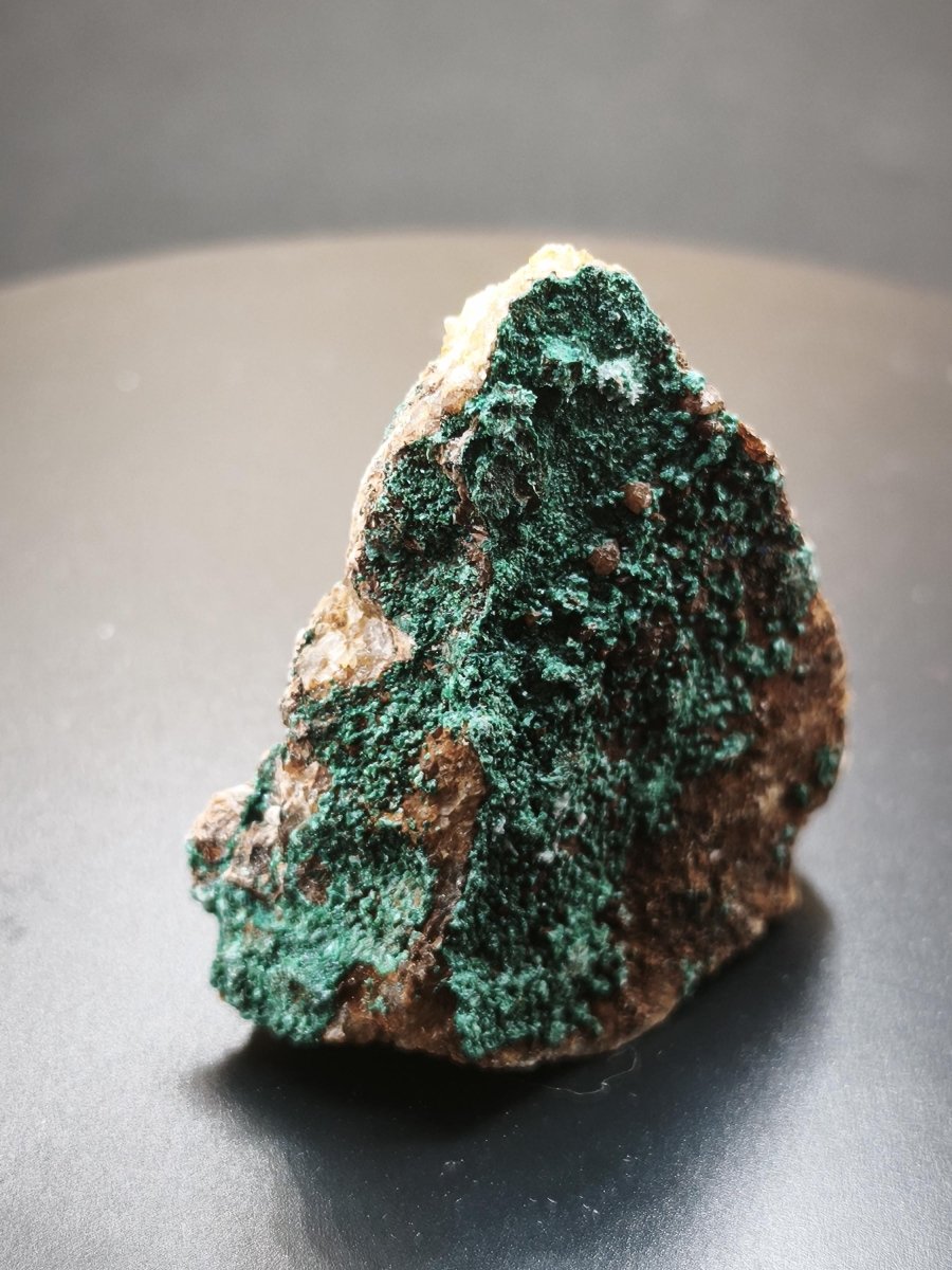 Chrysokoll Stufe auf braun-weißer Quarzmatrix – aus Marokko Edelstein Mineral Sammler Natur Grün Heilstein Unikat Rarität Geschenk Sammler - Art of Nature Berlin