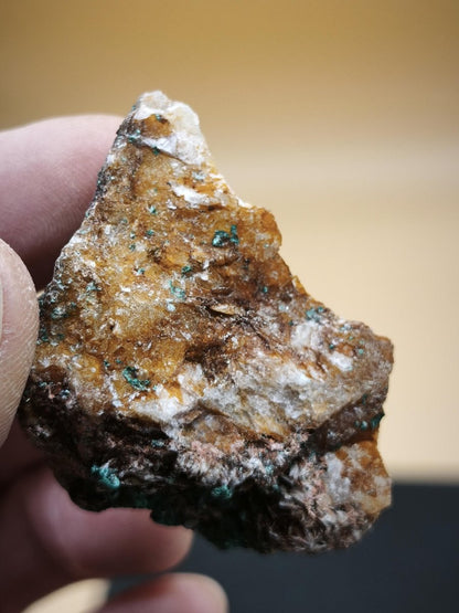 Chrysokoll Stufe auf braun-weißer Quarzmatrix – aus Marokko Edelstein Mineral Sammler Natur Grün Heilstein Unikat Rarität Geschenk Sammler - Art of Nature Berlin