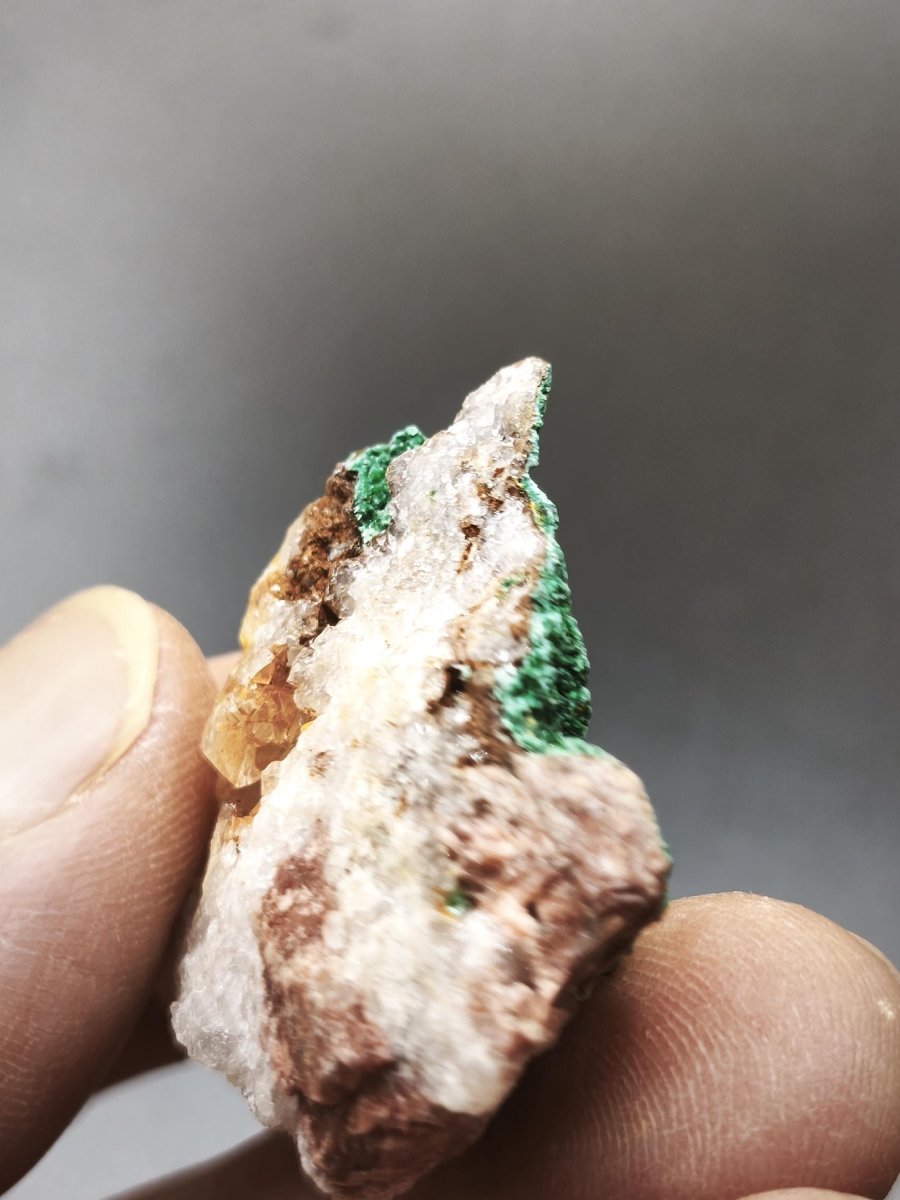 Chrysokoll Stufe auf braun-weißer Quarzmatrix – aus Marokko Edelstein Mineral Sammler Natur Grün Heilstein Unikat Rarität Geschenk Sammler - Art of Nature Berlin