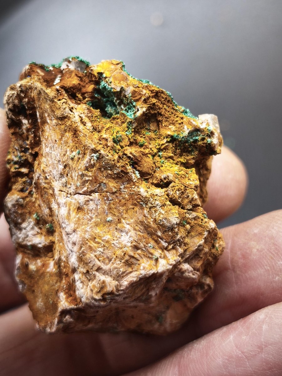 Chrysokoll Stufe auf braun-weißer Quarzmatrix – aus Marokko Edelstein Mineral Sammler Natur Grün Heilstein Unikat Rarität Geschenk Sammler - Art of Nature Berlin