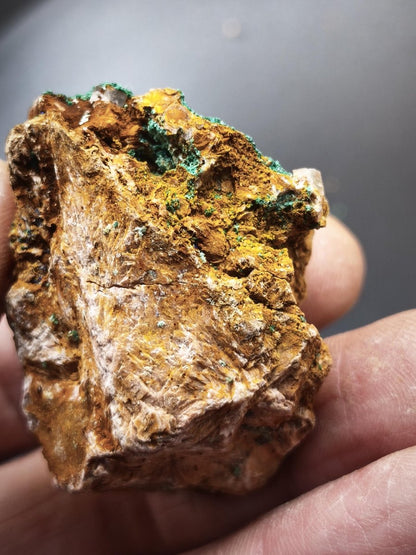 Chrysokoll Stufe auf braun-weißer Quarzmatrix – aus Marokko Edelstein Mineral Sammler Natur Grün Heilstein Unikat Rarität Geschenk Sammler - Art of Nature Berlin