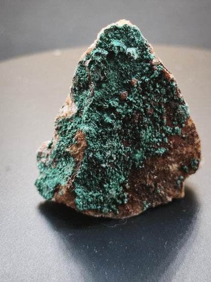 Chrysokoll Stufe auf braun-weißer Quarzmatrix – aus Marokko Edelstein Mineral Sammler Natur Grün Heilstein Unikat Rarität Geschenk Sammler - Art of Nature Berlin