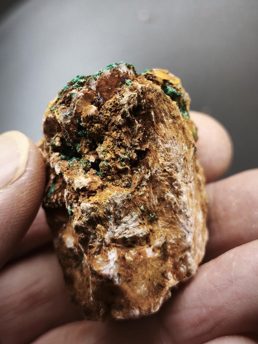 Chrysokoll Stufe auf braun-weißer Quarzmatrix – aus Marokko Edelstein Mineral Sammler Natur Grün Heilstein Unikat Rarität Geschenk Sammler - Art of Nature Berlin