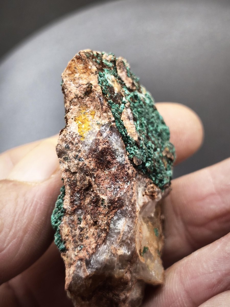 Chrysokoll Stufe auf braun-weißer Quarzmatrix – aus Marokko Edelstein Mineral Sammler Natur Grün Heilstein Unikat Rarität Geschenk Sammler - Art of Nature Berlin