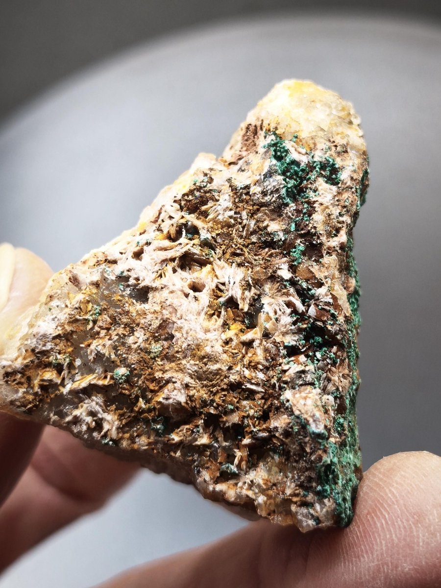 Chrysokoll Stufe auf braun-weißer Quarzmatrix – aus Marokko Edelstein Mineral Sammler Natur Grün Heilstein Unikat Rarität Geschenk Sammler - Art of Nature Berlin