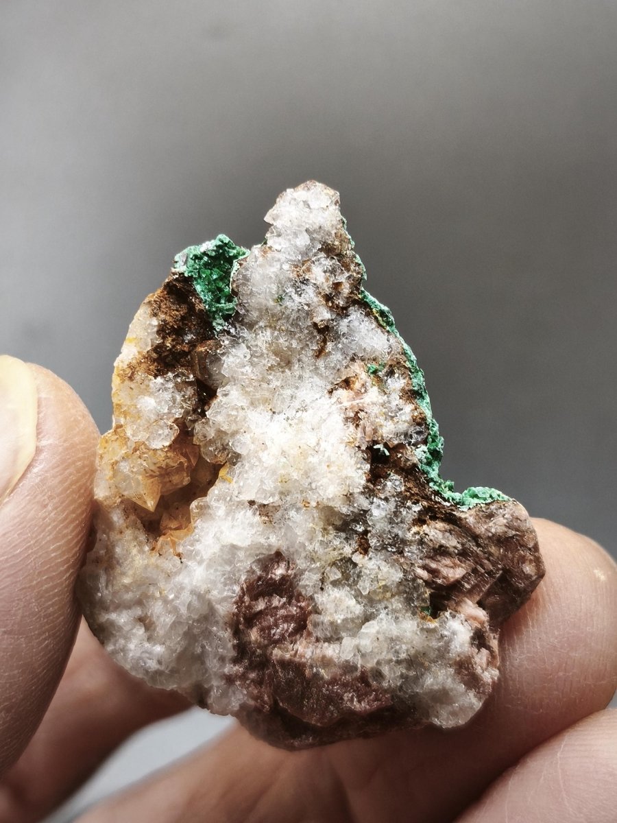 Chrysokoll Stufe auf braun-weißer Quarzmatrix – aus Marokko Edelstein Mineral Sammler Natur Grün Heilstein Unikat Rarität Geschenk Sammler - Art of Nature Berlin