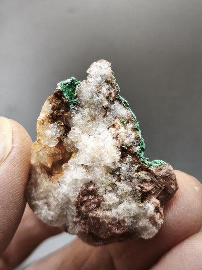 Chrysokoll Stufe auf braun-weißer Quarzmatrix – aus Marokko Edelstein Mineral Sammler Natur Grün Heilstein Unikat Rarität Geschenk Sammler - Art of Nature Berlin