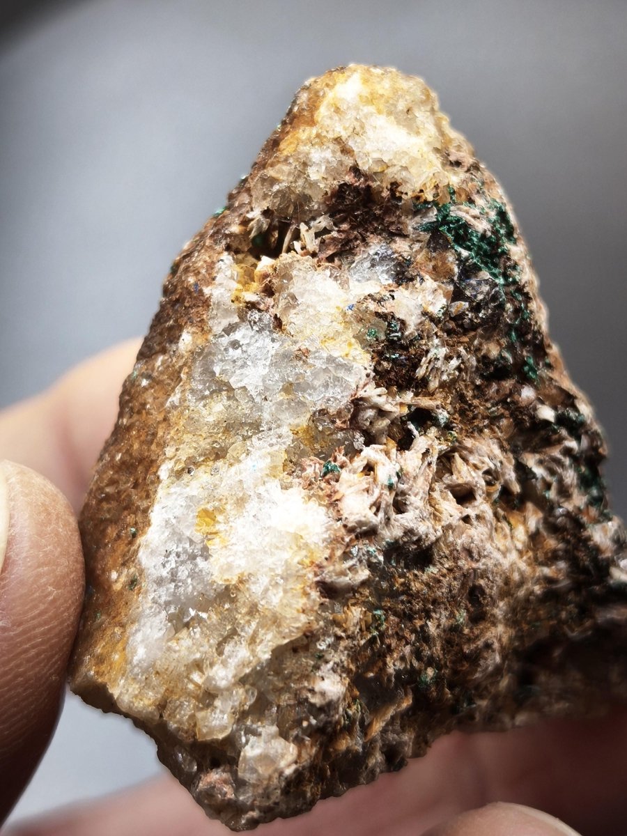 Chrysokoll Stufe auf braun-weißer Quarzmatrix – aus Marokko Edelstein Mineral Sammler Natur Grün Heilstein Unikat Rarität Geschenk Sammler - Art of Nature Berlin
