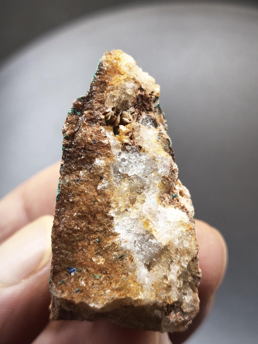 Chrysokoll Stufe auf braun-weißer Quarzmatrix – aus Marokko Edelstein Mineral Sammler Natur Grün Heilstein Unikat Rarität Geschenk Sammler - Art of Nature Berlin