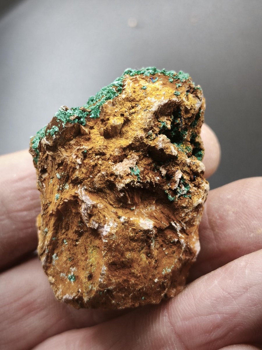 Chrysokoll Stufe auf braun-weißer Quarzmatrix – aus Marokko Edelstein Mineral Sammler Natur Grün Heilstein Unikat Rarität Geschenk Sammler - Art of Nature Berlin