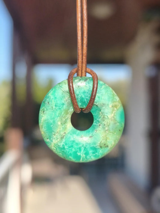 Chrysoprase Edelstein Donut Kette grün Natur GOA Boho Hippie Ethno Schutzsymbol Heilstein Sammler Unikat Mann Frau Er Sie Geschenk Anhänger - Art of Nature Berlin