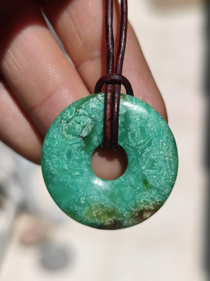 Chrysoprase Edelstein Donut Kette grün Natur GOA Boho Hippie Ethno Schutzsymbol Heilstein Sammler Unikat Mann Frau Er Sie Geschenk Anhänger - Art of Nature Berlin
