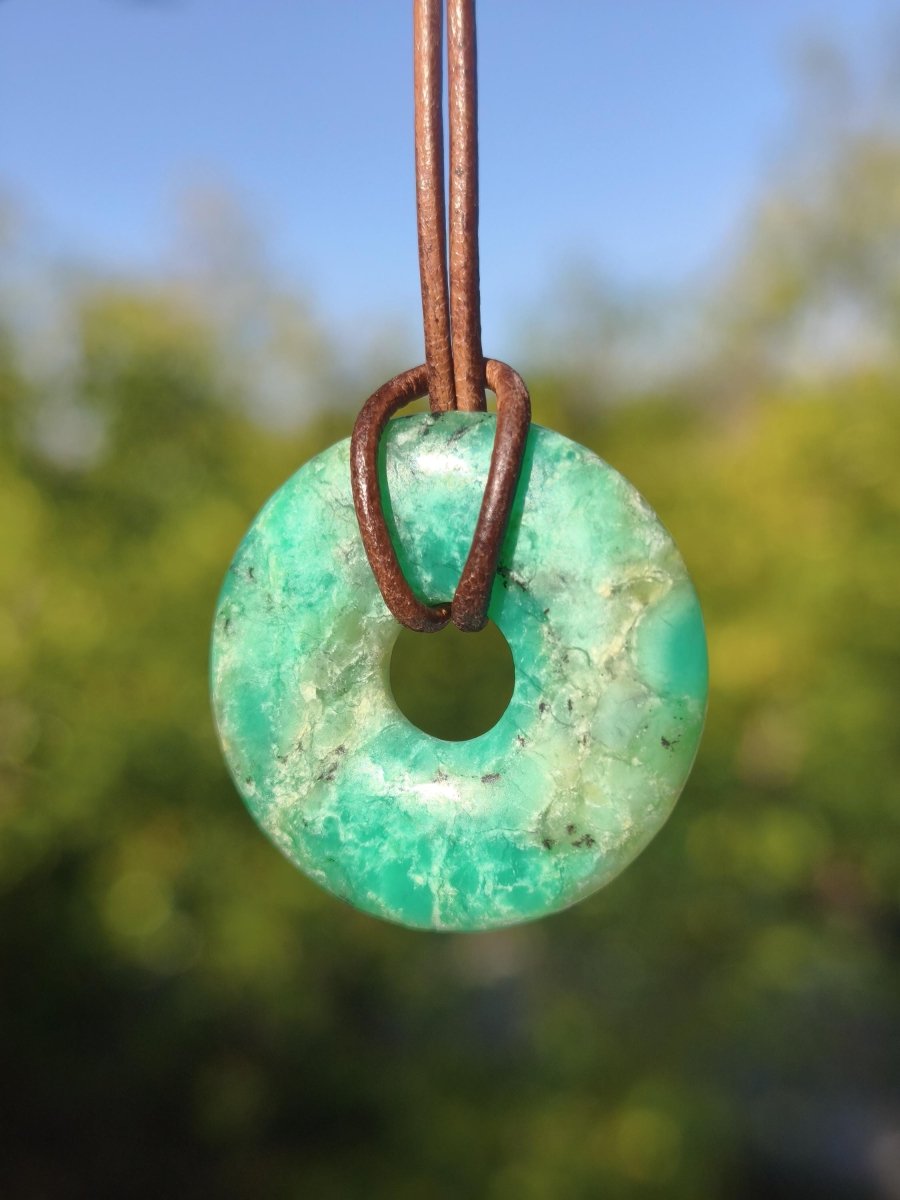 Chrysoprase Edelstein Donut Kette grün Natur GOA Boho Hippie Ethno Schutzsymbol Heilstein Sammler Unikat Mann Frau Er Sie Geschenk Anhänger - Art of Nature Berlin