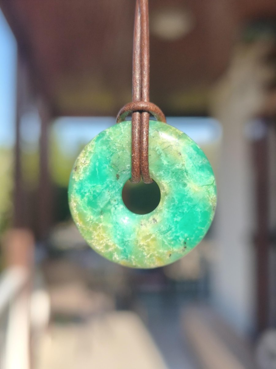 Chrysoprase Edelstein Donut Kette grün Natur GOA Boho Hippie Ethno Schutzsymbol Heilstein Sammler Unikat Mann Frau Er Sie Geschenk Anhänger - Art of Nature Berlin