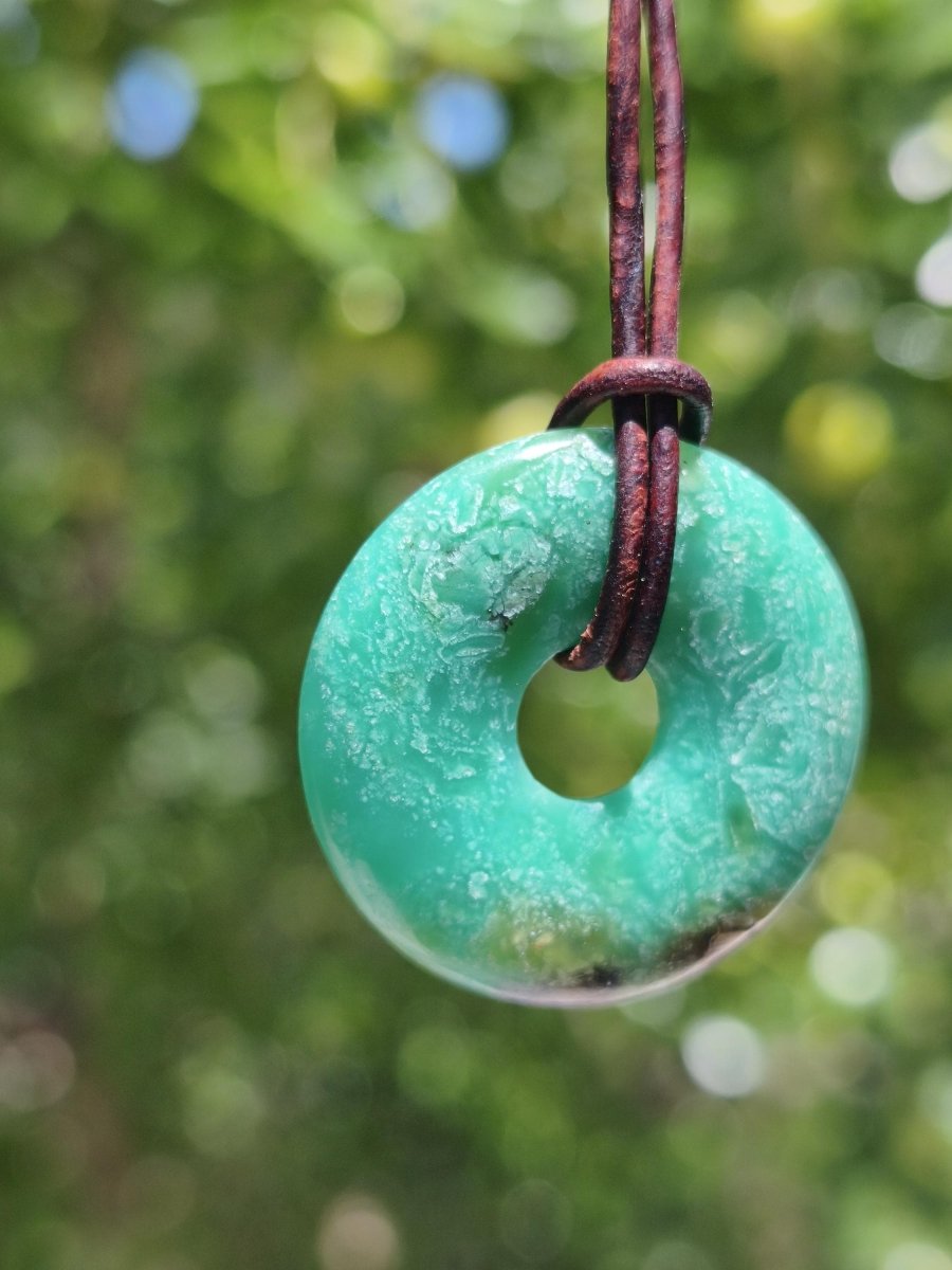 Chrysoprase Edelstein Donut Kette grün Natur GOA Boho Hippie Ethno Schutzsymbol Heilstein Sammler Unikat Mann Frau Er Sie Geschenk Anhänger - Art of Nature Berlin