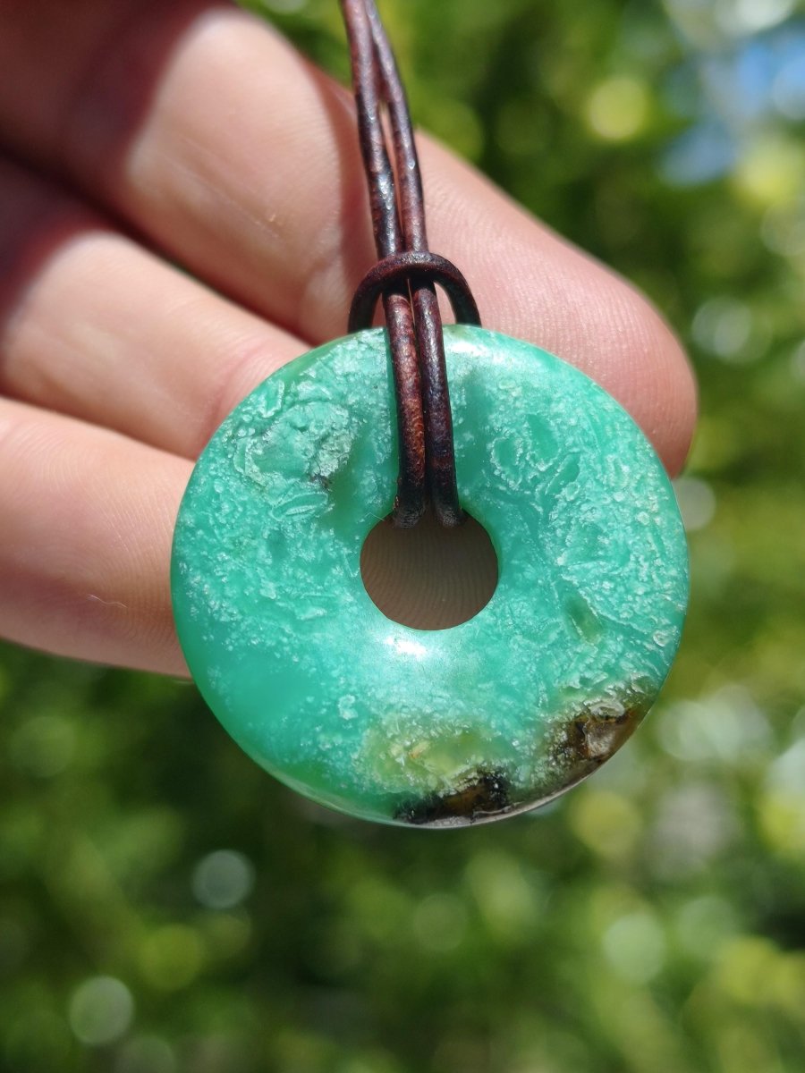 Chrysoprase Edelstein Donut Kette grün Natur GOA Boho Hippie Ethno Schutzsymbol Heilstein Sammler Unikat Mann Frau Er Sie Geschenk Anhänger - Art of Nature Berlin