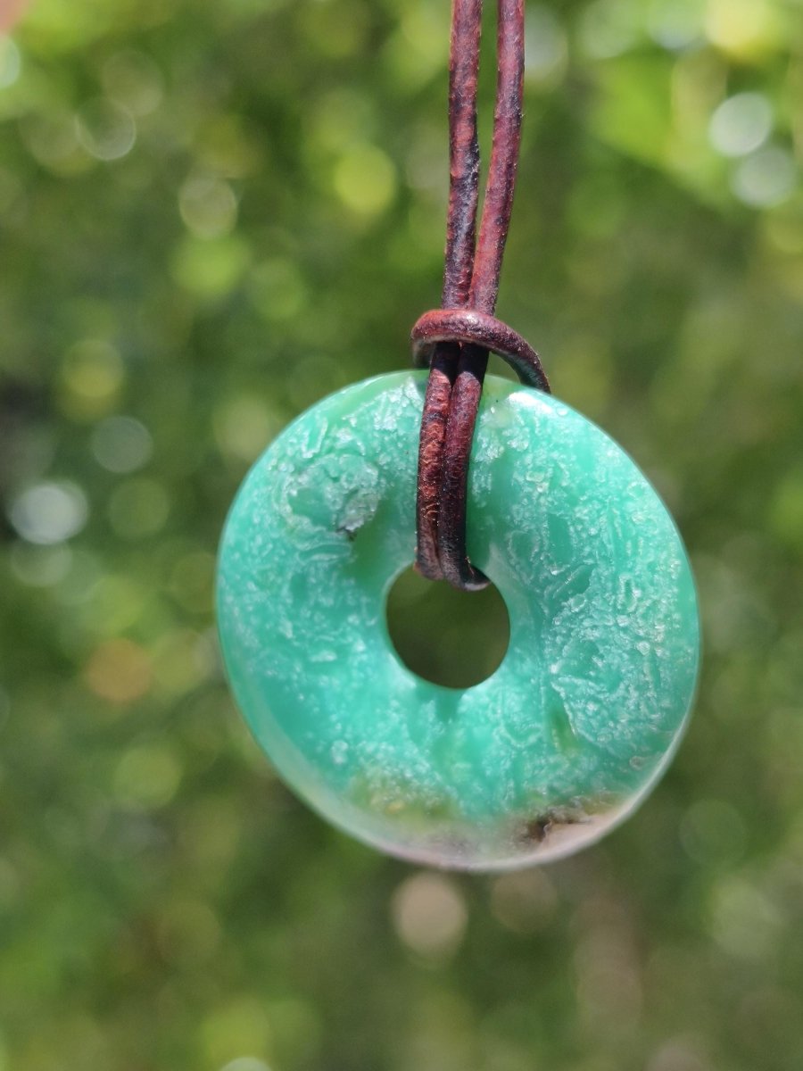 Chrysoprase Edelstein Donut Kette grün Natur GOA Boho Hippie Ethno Schutzsymbol Heilstein Sammler Unikat Mann Frau Er Sie Geschenk Anhänger - Art of Nature Berlin