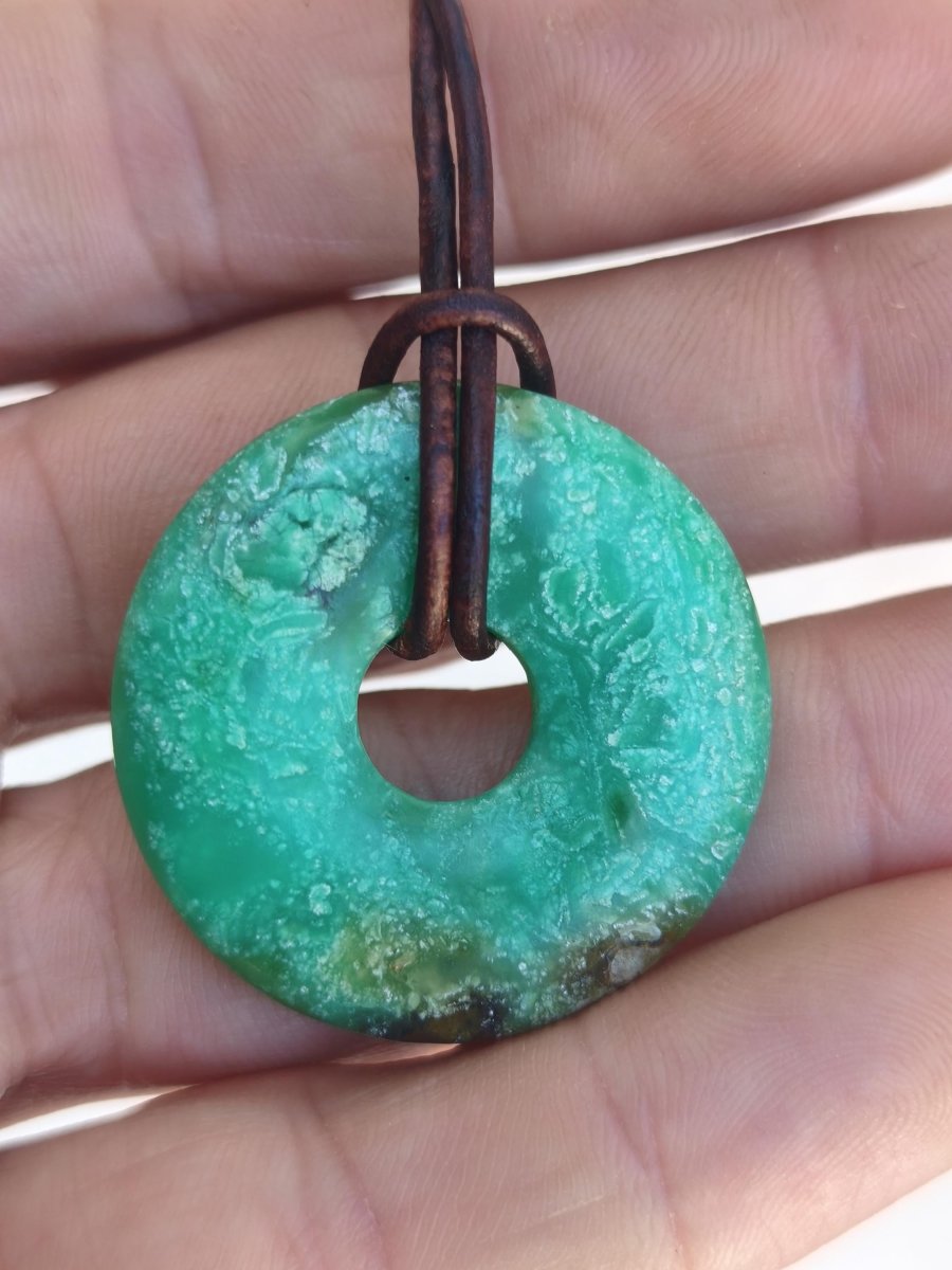 Chrysoprase Edelstein Donut Kette grün Natur GOA Boho Hippie Ethno Schutzsymbol Heilstein Sammler Unikat Mann Frau Er Sie Geschenk Anhänger - Art of Nature Berlin