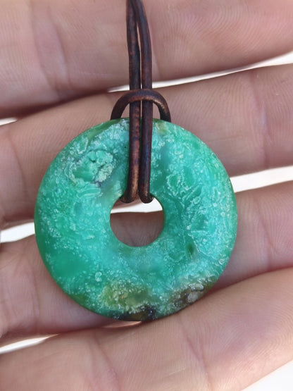 Chrysoprase Edelstein Donut Kette grün Natur GOA Boho Hippie Ethno Schutzsymbol Heilstein Sammler Unikat Mann Frau Er Sie Geschenk Anhänger - Art of Nature Berlin
