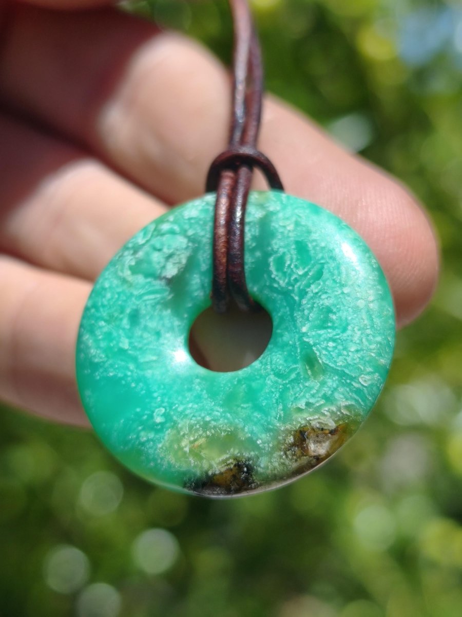 Chrysoprase Edelstein Donut Kette grün Natur GOA Boho Hippie Ethno Schutzsymbol Heilstein Sammler Unikat Mann Frau Er Sie Geschenk Anhänger - Art of Nature Berlin