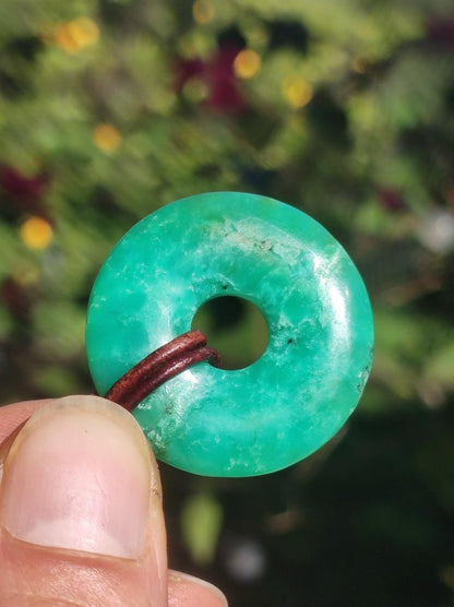 Chrysoprase Edelstein Donut Kette grün Natur GOA Boho Hippie Ethno Schutzsymbol Heilstein Sammler Unikat Mann Frau Er Sie Geschenk Anhänger - Art of Nature Berlin