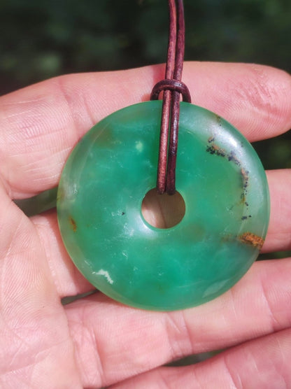 Chrysoprase Edelstein Donut Kette grün Natur GOA Boho Hippie Ethno Schutzsymbol Heilstein Sammler Unikat Mann Frau Er Sie Geschenk Anhänger - Art of Nature Berlin