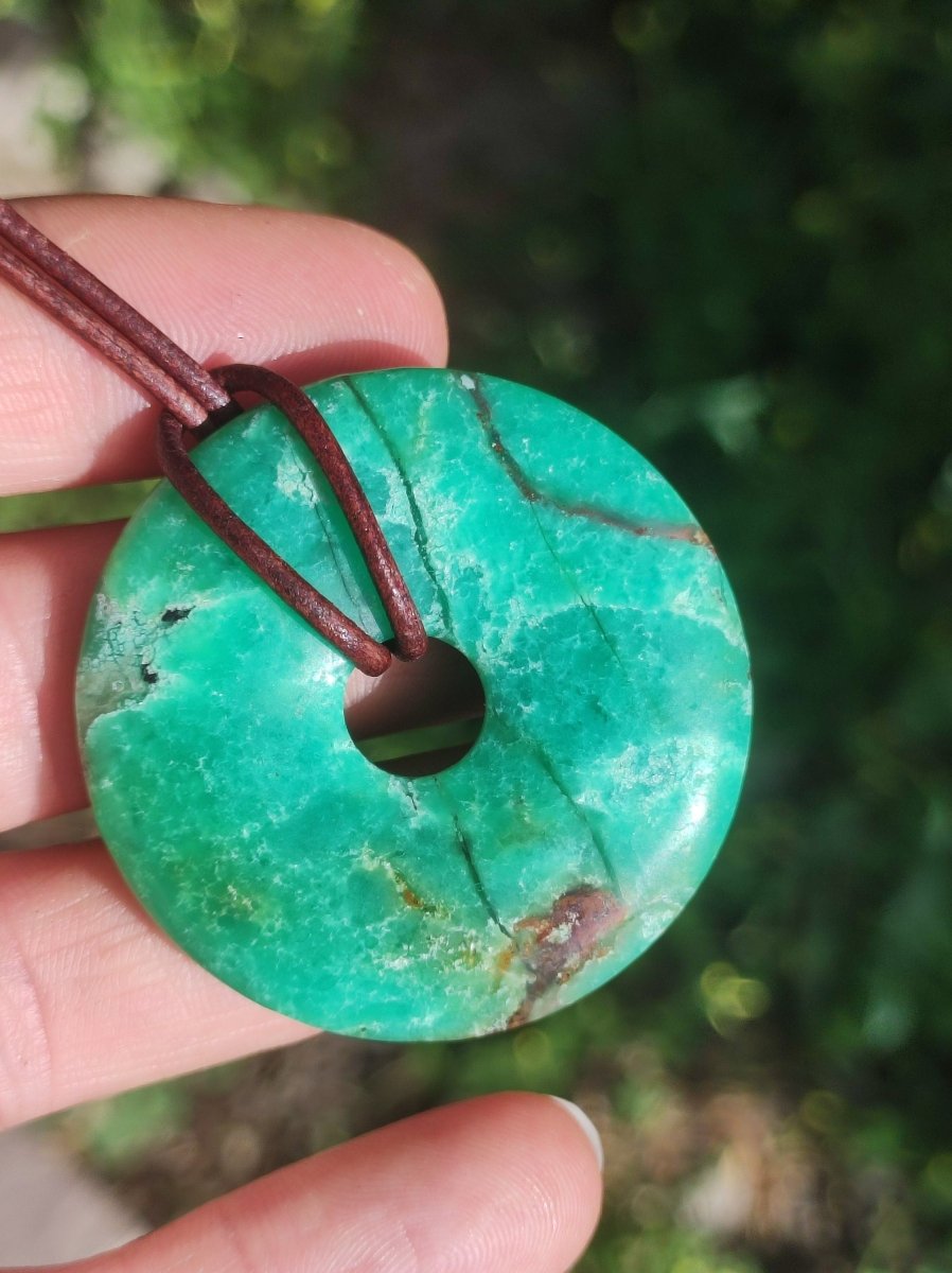 Chrysoprase Edelstein Donut Kette grün Natur GOA Boho Hippie Ethno Schutzsymbol Heilstein Sammler Unikat Mann Frau Er Sie Geschenk Anhänger - Art of Nature Berlin