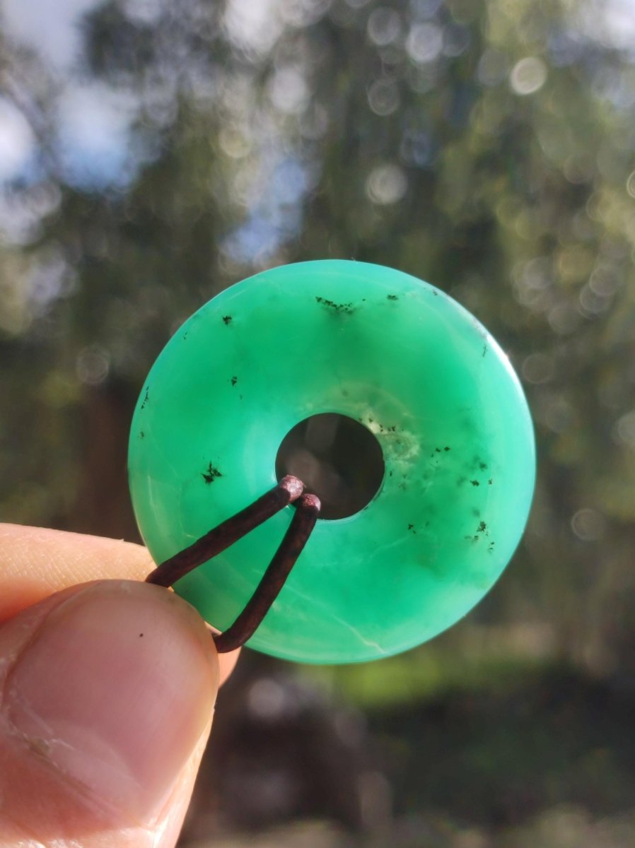 Chrysoprase Edelstein Donut Kette grün Natur GOA Boho Hippie Ethno Schutzsymbol Heilstein Sammler Unikat Mann Frau Er Sie Geschenk Anhänger - Art of Nature Berlin
