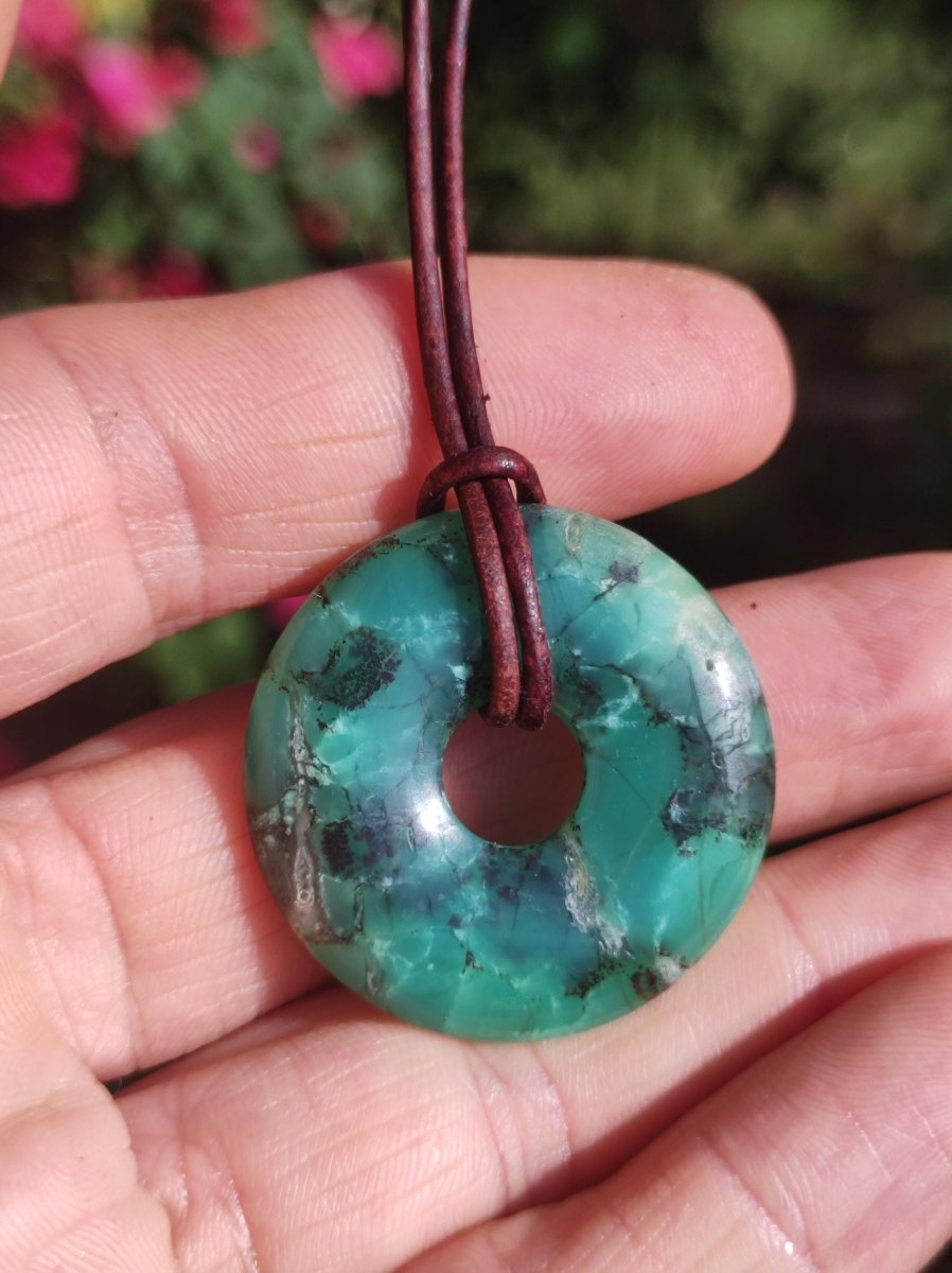 Chrysoprase Edelstein Donut Kette grün Natur GOA Boho Hippie Ethno Schutzsymbol Heilstein Sammler Unikat Mann Frau Er Sie Geschenk Anhänger - Art of Nature Berlin