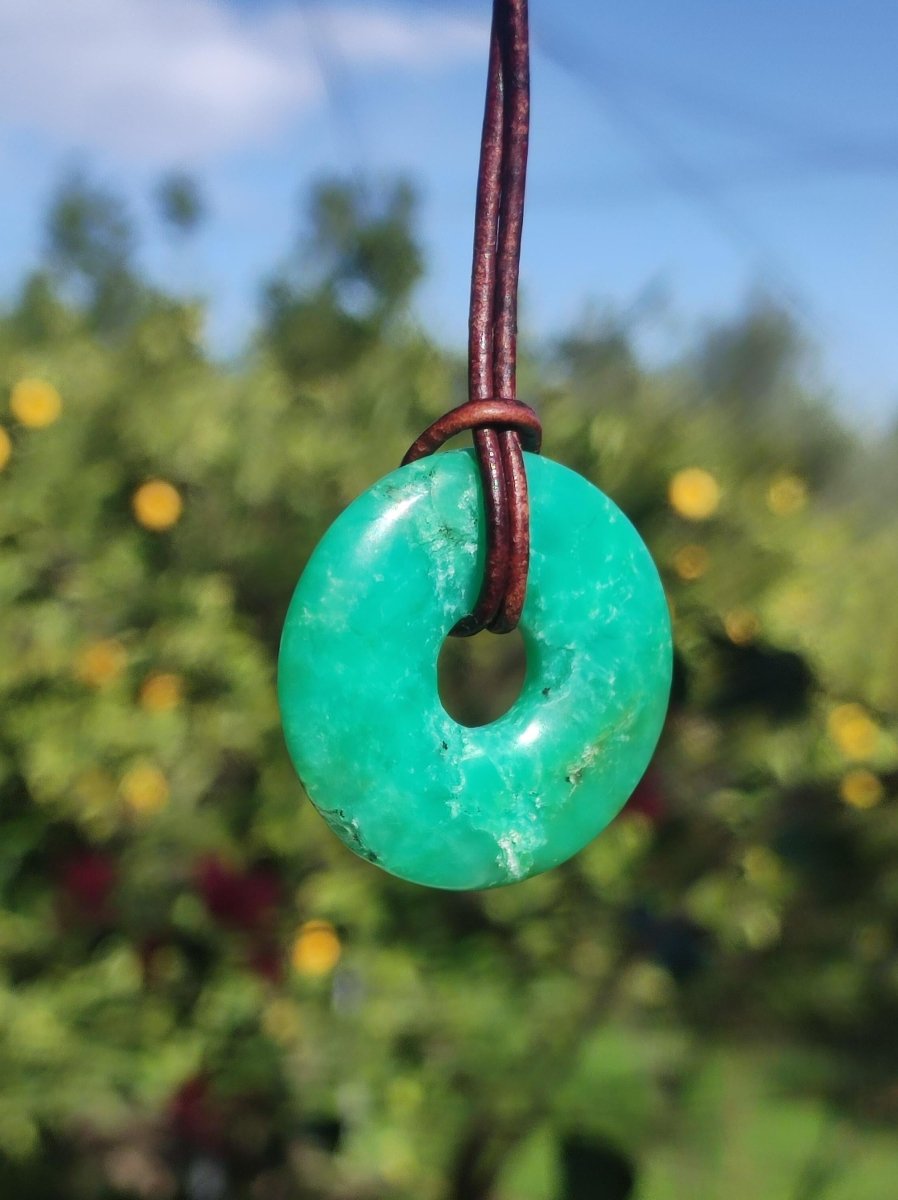 Chrysoprase Edelstein Donut Kette grün Natur GOA Boho Hippie Ethno Schutzsymbol Heilstein Sammler Unikat Mann Frau Er Sie Geschenk Anhänger - Art of Nature Berlin