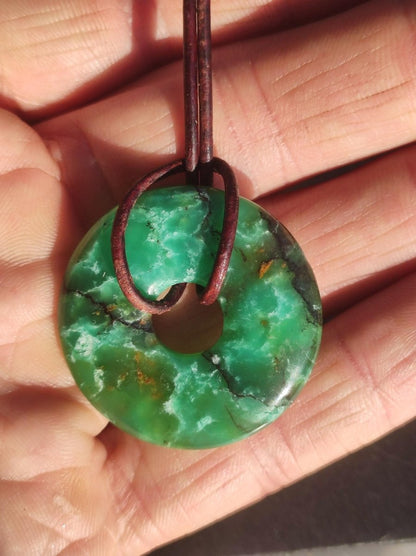 Chrysoprase Edelstein Donut Kette grün Natur GOA Boho Hippie Ethno Schutzsymbol Heilstein Sammler Unikat Mann Frau Er Sie Geschenk Anhänger - Art of Nature Berlin