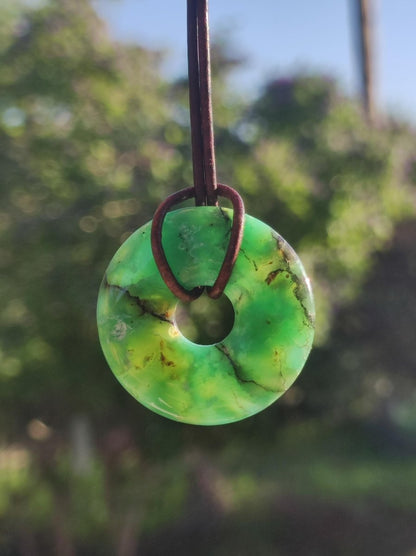 Chrysoprase Edelstein Donut Kette grün Natur GOA Boho Hippie Ethno Schutzsymbol Heilstein Sammler Unikat Mann Frau Er Sie Geschenk Anhänger - Art of Nature Berlin