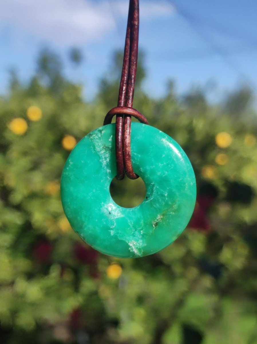 Chrysoprase Edelstein Donut Kette grün Natur GOA Boho Hippie Ethno Schutzsymbol Heilstein Sammler Unikat Mann Frau Er Sie Geschenk Anhänger - Art of Nature Berlin