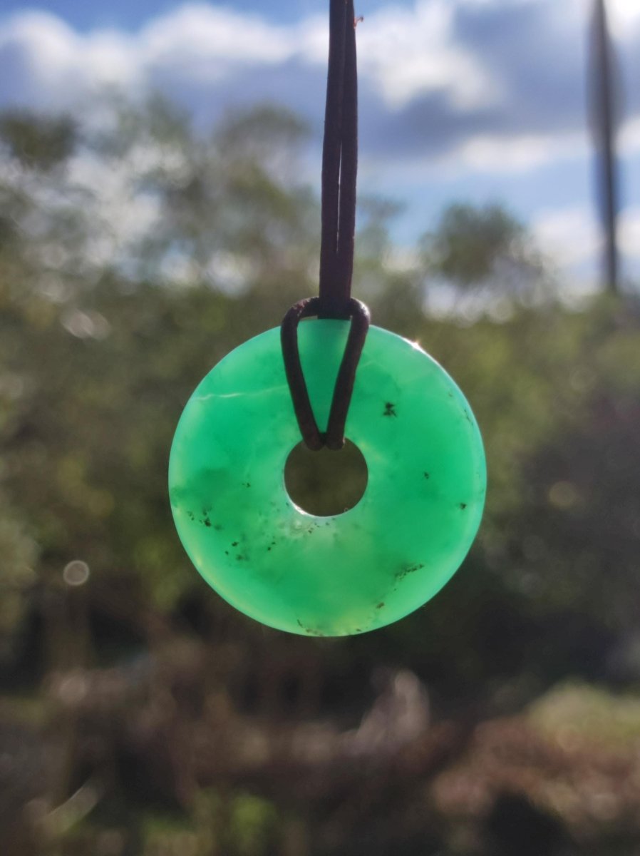 Chrysoprase Edelstein Donut Kette grün Natur GOA Boho Hippie Ethno Schutzsymbol Heilstein Sammler Unikat Mann Frau Er Sie Geschenk Anhänger - Art of Nature Berlin