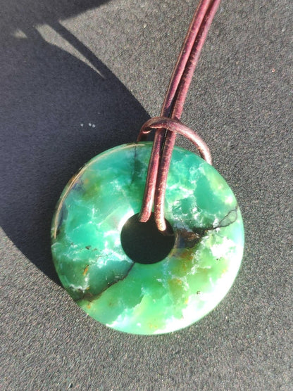 Chrysoprase Edelstein Donut Kette grün Natur GOA Boho Hippie Ethno Schutzsymbol Heilstein Sammler Unikat Mann Frau Er Sie Geschenk Anhänger - Art of Nature Berlin