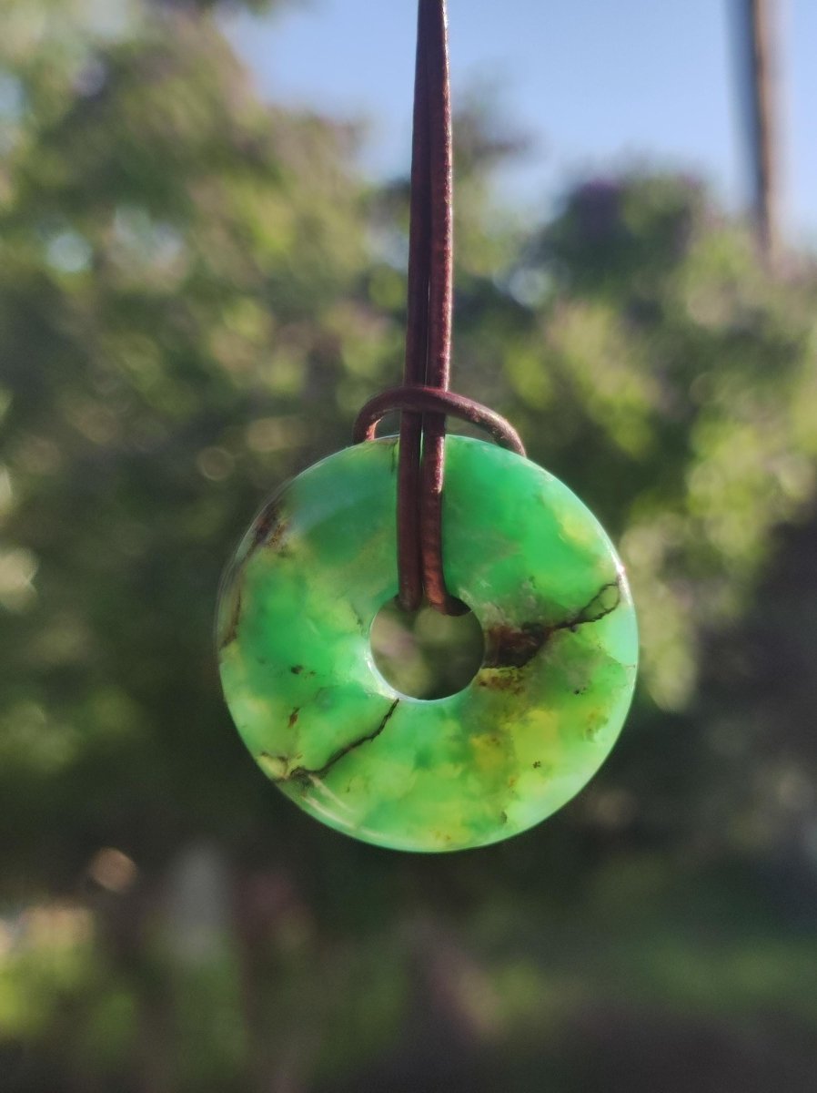 Chrysoprase Edelstein Donut Kette grün Natur GOA Boho Hippie Ethno Schutzsymbol Heilstein Sammler Unikat Mann Frau Er Sie Geschenk Anhänger - Art of Nature Berlin