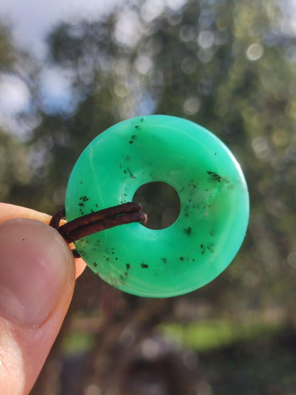 Chrysoprase Edelstein Donut Kette grün Natur GOA Boho Hippie Ethno Schutzsymbol Heilstein Sammler Unikat Mann Frau Er Sie Geschenk Anhänger - Art of Nature Berlin