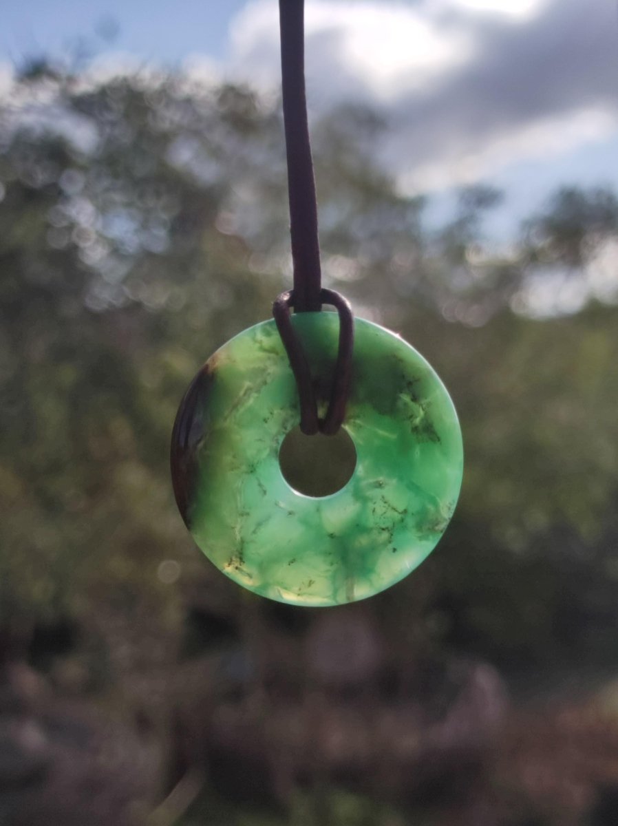 Chrysoprase Edelstein Donut Kette grün Natur GOA Boho Hippie Ethno Schutzsymbol Heilstein Sammler Unikat Mann Frau Er Sie Geschenk Anhänger - Art of Nature Berlin